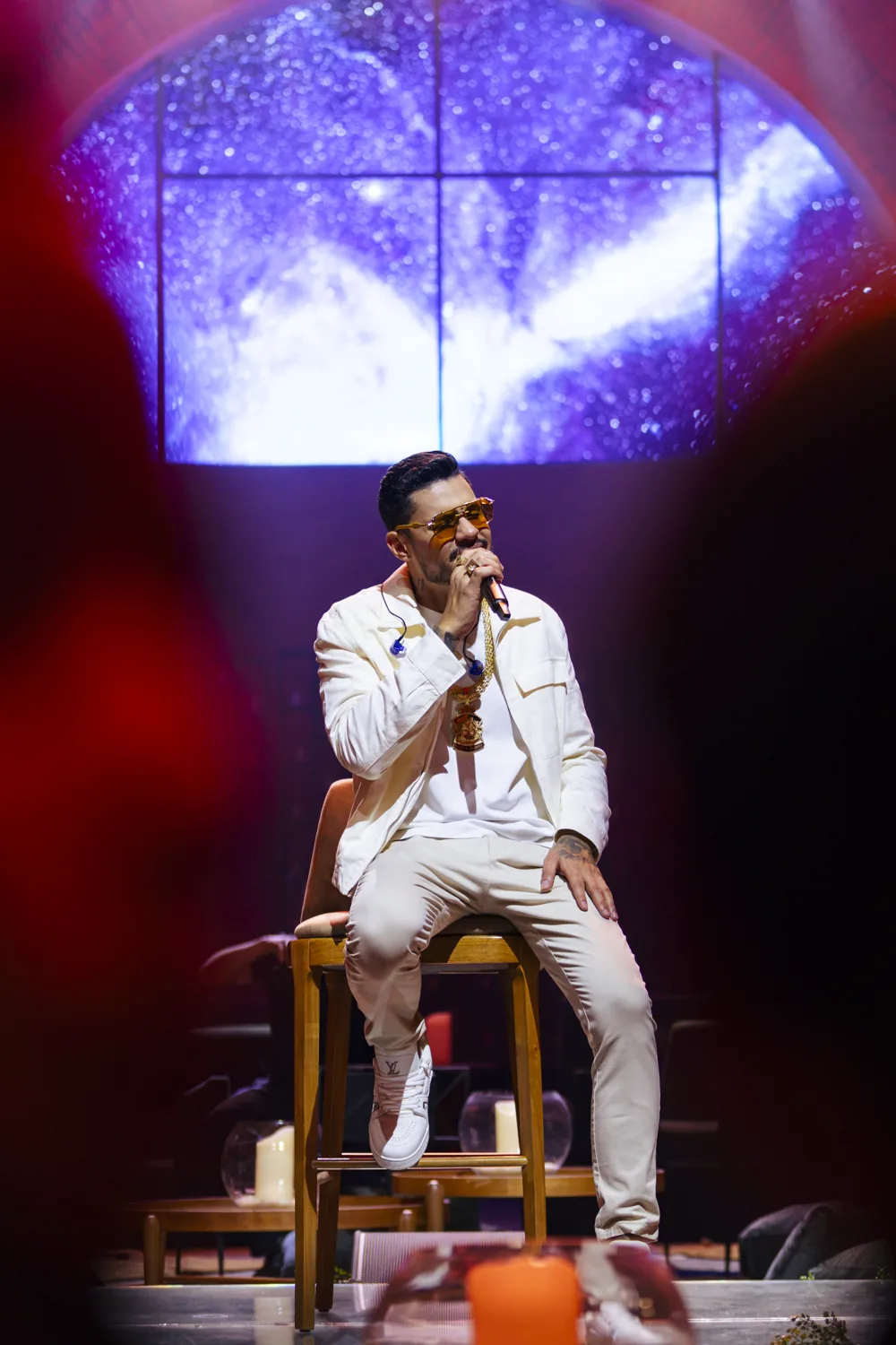 Hungria no banquinho em show intimista à luz de velas